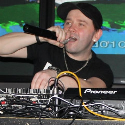 Moderátor a DJ Radeesek (Radek Hemelík - Crazy Rádio)